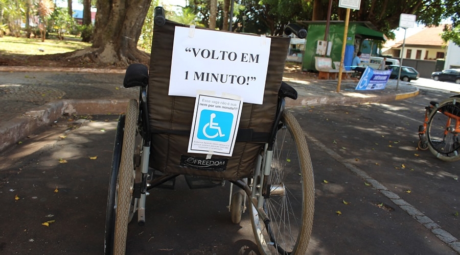 Durante a campanha os integrantes do movimento superação fixaram faixas e estacionaram cadeiras de rodas nas vagas da praça Valêncio de Barros (Foto: Reprodução)